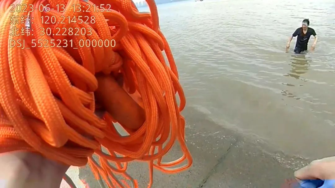 DƬ